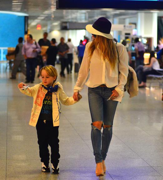 Danielle Winits embarca com o filho, Guy, em aeroporto do Rio de Janeiro