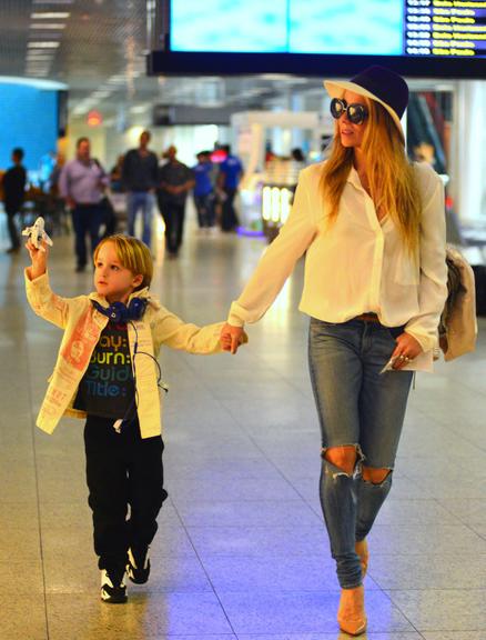 Danielle Winits embarca com o filho, Guy, em aeroporto do Rio de Janeiro