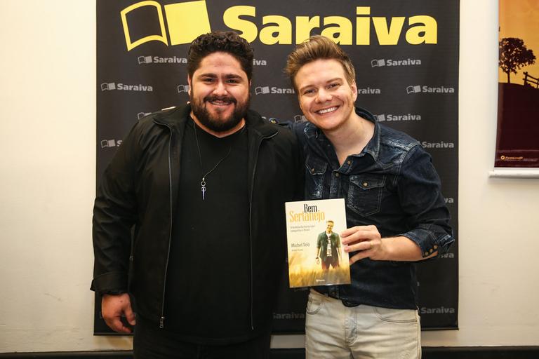 Michel Teló lança livro em SP