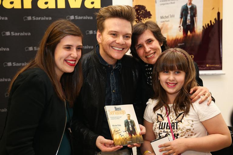 Michel Teló lança livro em SP