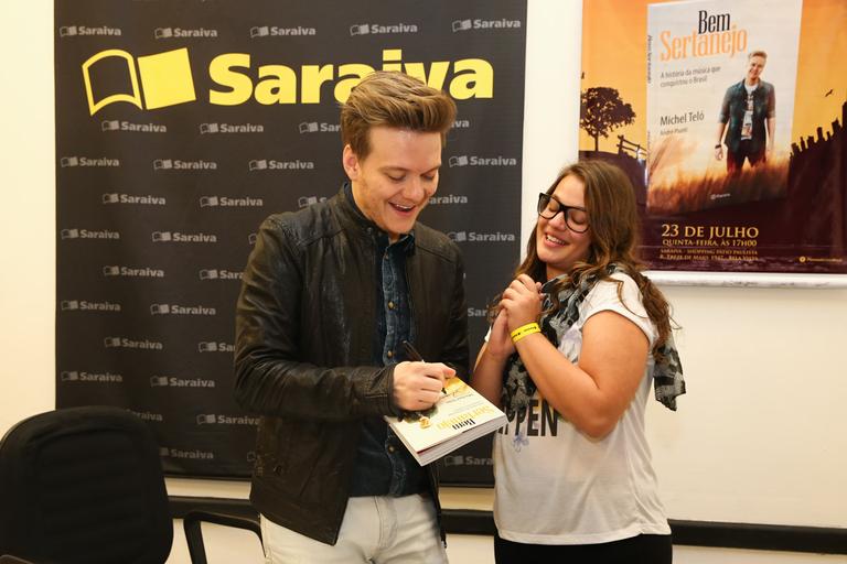 Michel Teló lança livro em SP