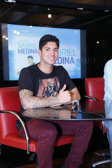 Gabriel Medina e Tulio Brandão em lançamento de livro