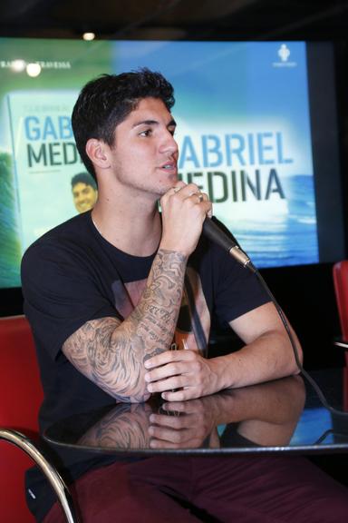 Gabriel Medina e Tulio Brandão em lançamento de livro