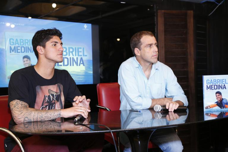 Gabriel Medina e Tulio Brandão em lançamento de livro