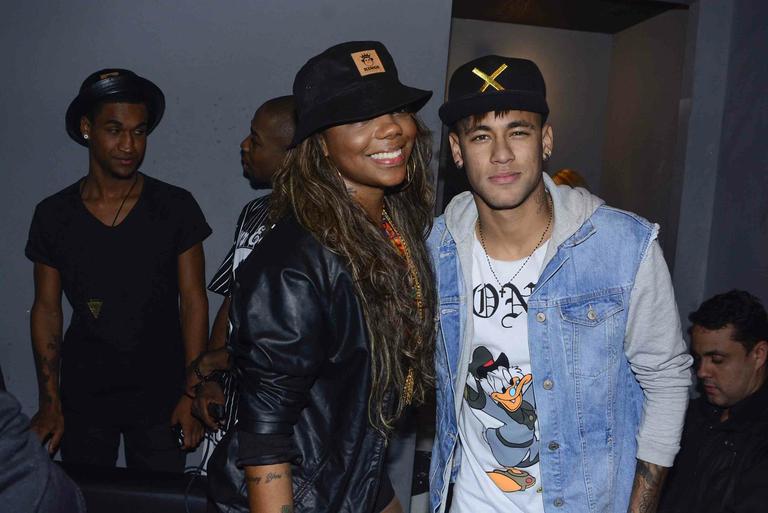 Neymar posa ao lado de Ludmilla e curte show em SP