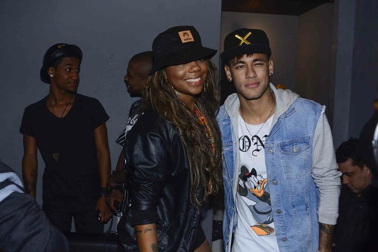 Neymar posa ao lado de Ludmilla e curte show em SP