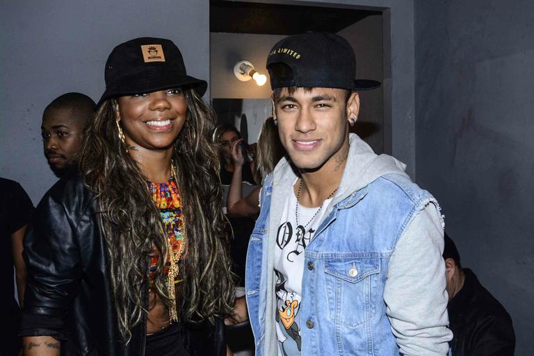 Neymar posa ao lado de Ludmilla e curte show em SP