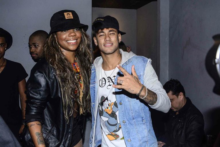 Neymar posa ao lado de Ludmilla e curte show em SP