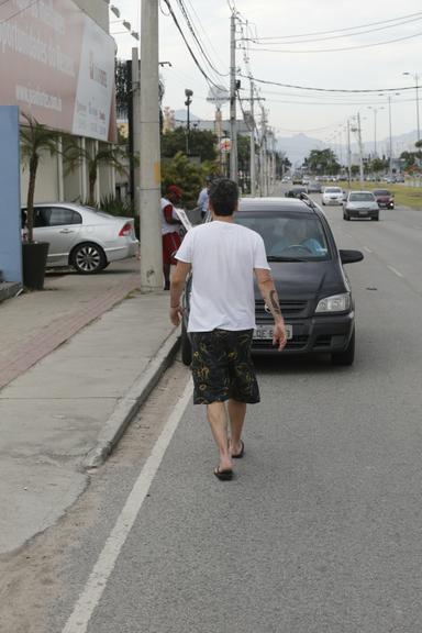 De chinelo, Alexandre Nero segue para seu casamento