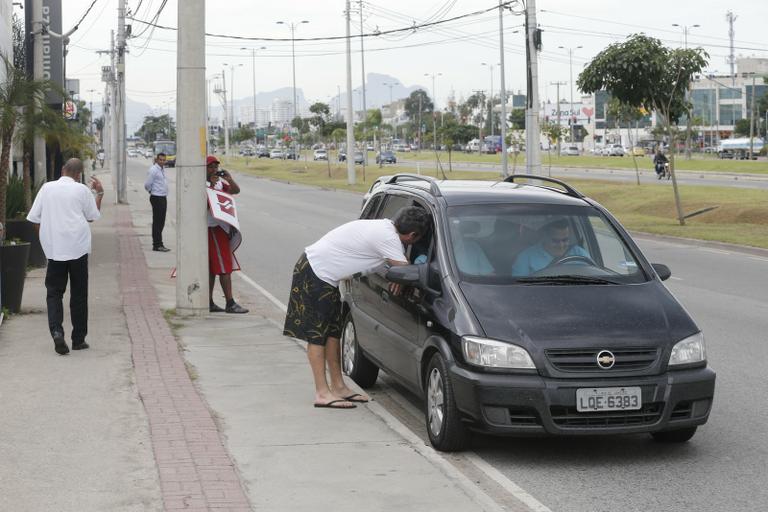 De chinelo, Alexandre Nero segue para seu casamento