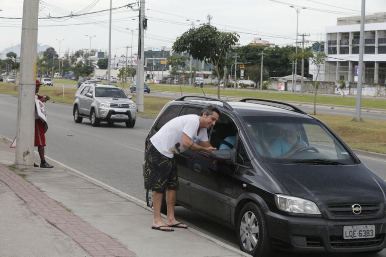 De chinelo, Alexandre Nero segue para seu casamento