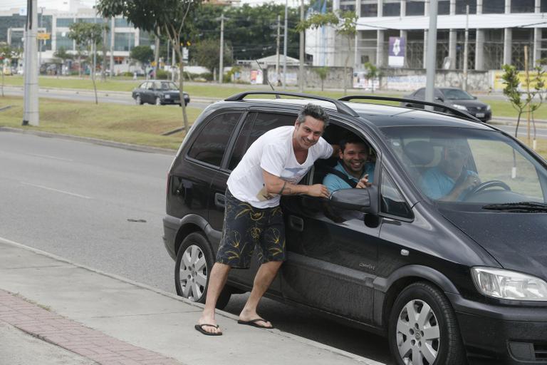 De chinelo, Alexandre Nero segue para seu casamento