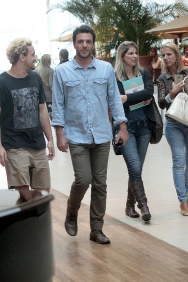 Rodrigo Lombardi almoça com amigos no Rio