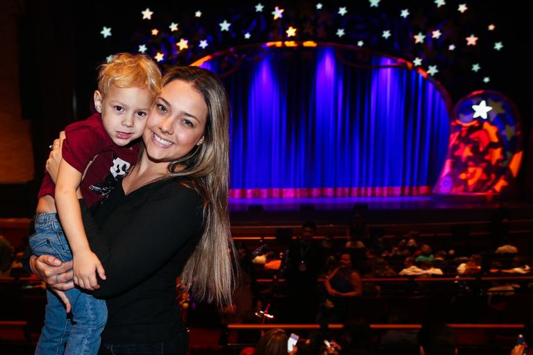 Carol Dantas leva o filho, Davi Lucca, em espetáculo infantil