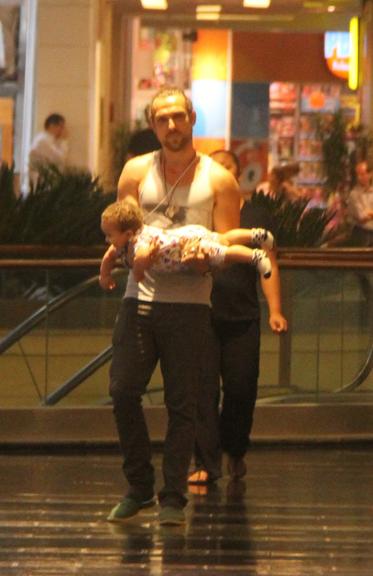 Igor Rickli brinca com o filho em tarde no shopping