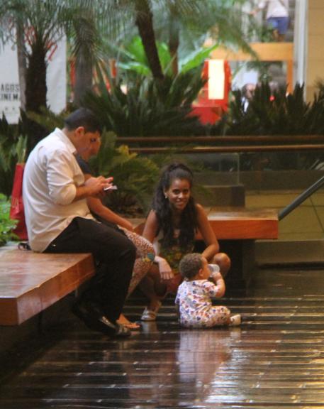 Igor Rickli brinca com o filho em tarde no shopping