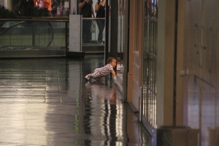 Igor Rickli brinca com o filho em tarde no shopping