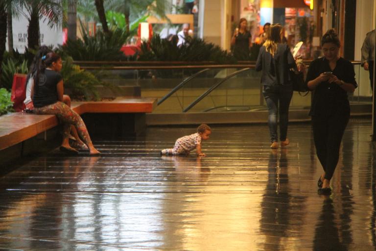 Igor Rickli brinca com o filho em tarde no shopping