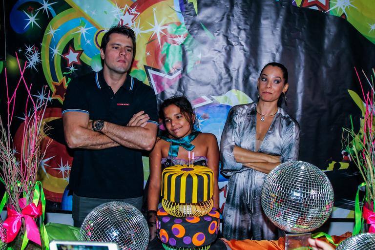 Mônica Carvalho reúne amigos e familiares na festa de 11 anos da filha, Yaclara