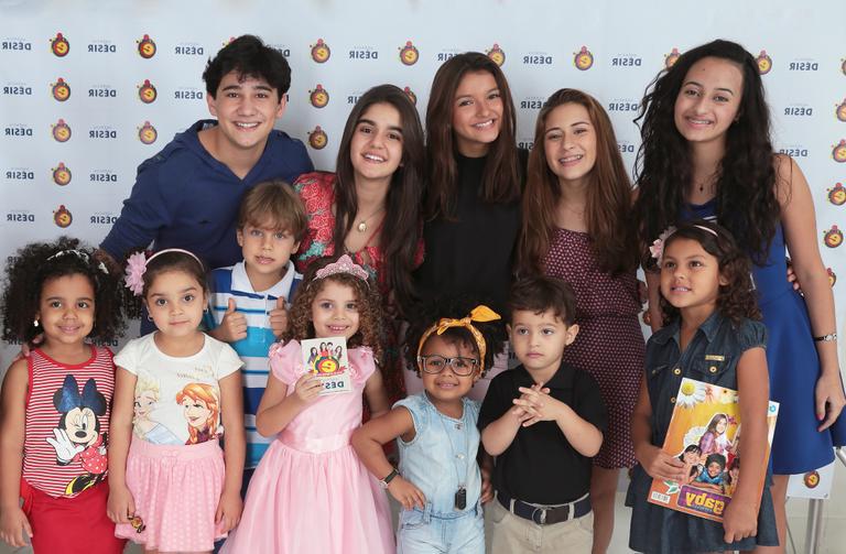 Elenco de Gaby Estrela em tarde de autógrafos