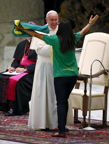 Papa Francisco recebe jovens brasileiros do Movimento Eucarístico Jovem no Vaticano