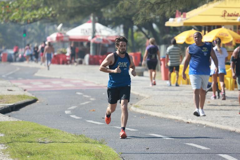 Rafael Cardoso corre na orla da Barra da Tijuca, no Rio