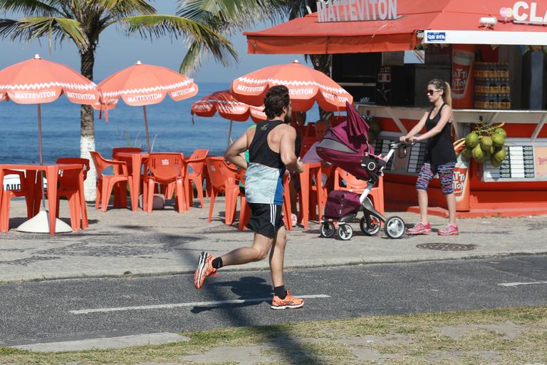 Rafael Cardoso corre na orla da Barra da Tijuca, no Rio