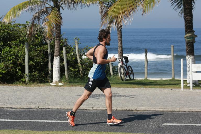 Rafael Cardoso corre na orla da Barra da Tijuca, no Rio