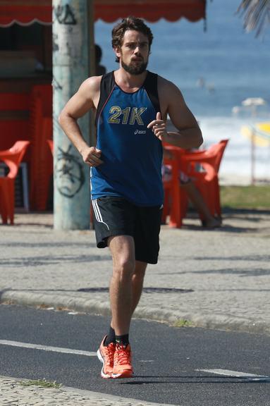 Rafael Cardoso corre na orla da Barra da Tijuca, no Rio