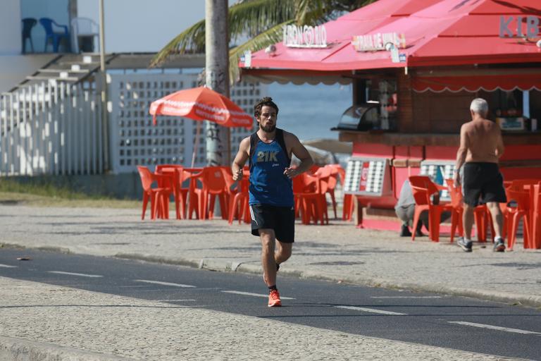 Rafael Cardoso corre na orla da Barra da Tijuca, no Rio