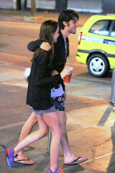 Chay Suede e Laura Neiva passeiam pelo Rio de Janeiro