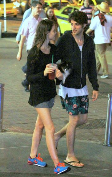 Chay Suede e Laura Neiva passeiam pelo Rio de Janeiro