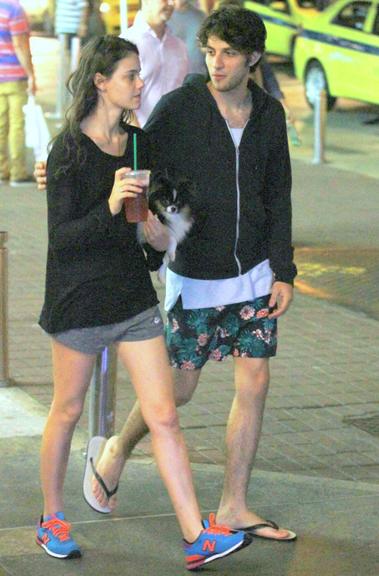 Chay Suede e Laura Neiva passeiam pelo Rio de Janeiro