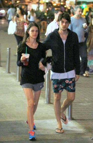 Chay Suede e Laura Neiva passeiam pelo Rio de Janeiro