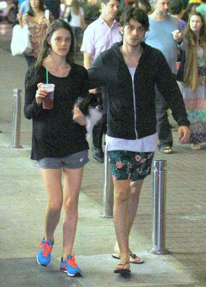 Chay Suede e Laura Neiva passeiam pelo Rio de Janeiro