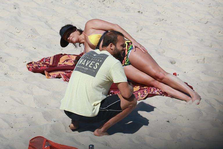 Deborah Secco exibe barrigão durante treino na praia