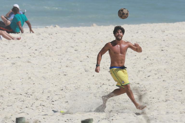 Hugo Moura esbanja boa forma na praia da Barra da Tijuca