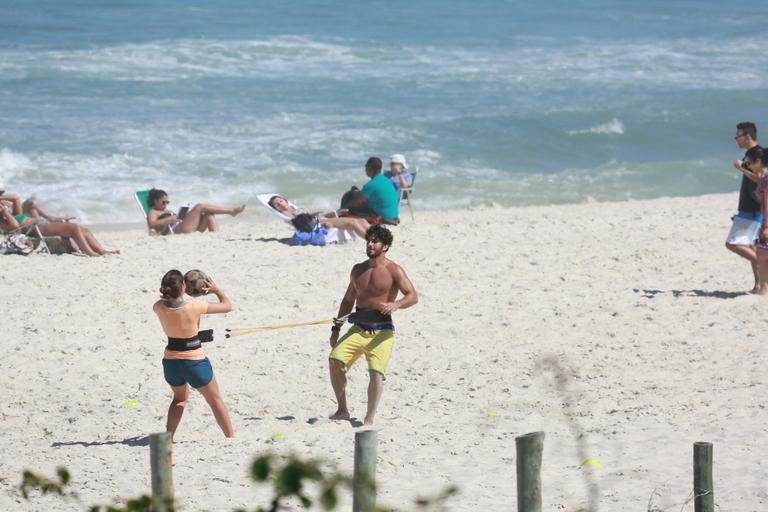 Hugo Moura esbanja boa forma na praia da Barra da Tijuca