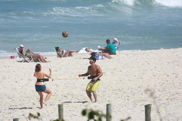 Hugo Moura esbanja boa forma na praia da Barra da Tijuca