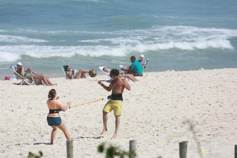 Hugo Moura esbanja boa forma na praia da Barra da Tijuca