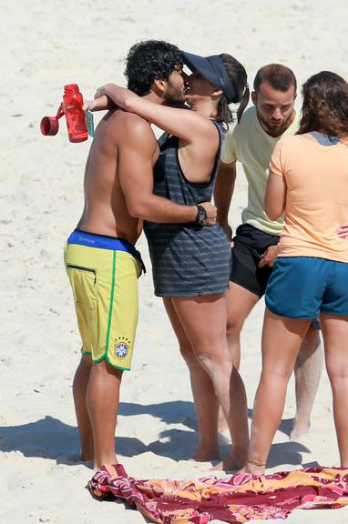 Deborah Secco e Hugo Moura namoram em praia do Rio