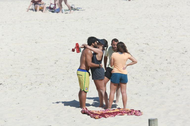 Deborah Secco e Hugo Moura namoram em praia do Rio