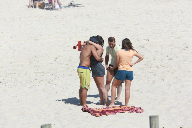 Deborah Secco e Hugo Moura namoram em praia do Rio