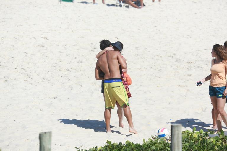 Deborah Secco e Hugo Moura namoram em praia do Rio