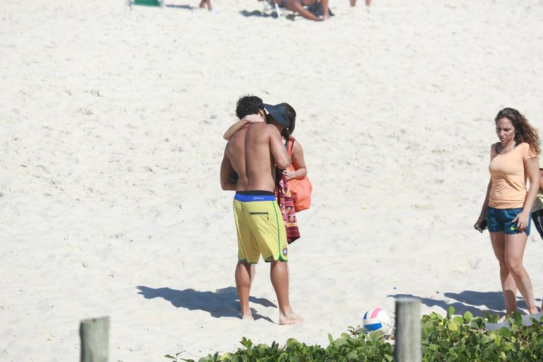 Deborah Secco e Hugo Moura namoram em praia do Rio