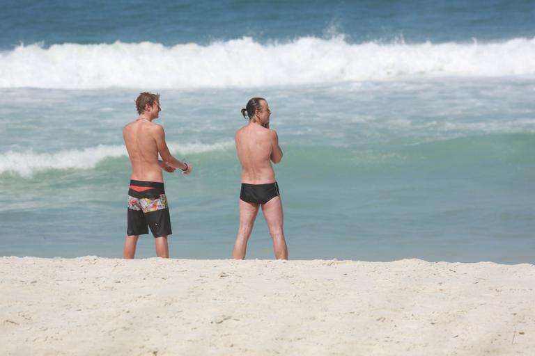 Marcello Novaes curte praia com o filho, Pedro