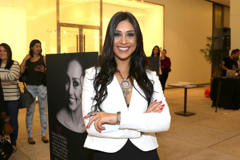 Ex-BBB Amanda Djehdian vai com namorado à exposição