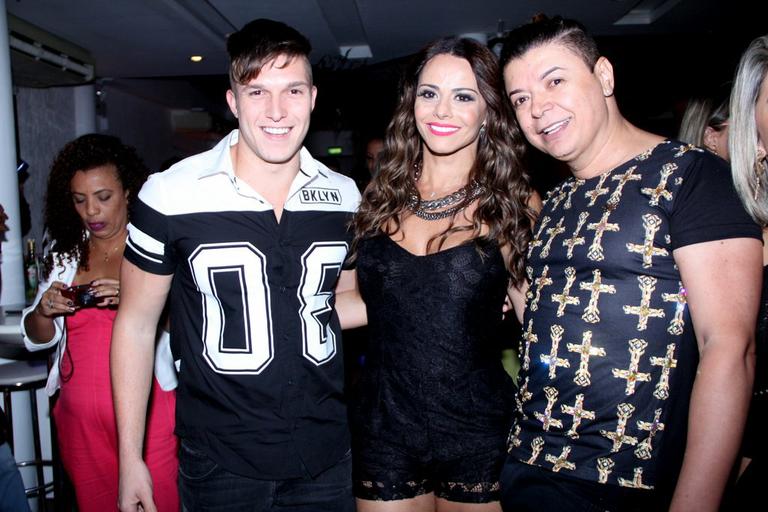 Viviane Araújo posa com David Brazil e Gabriel Mandergan durante desfile