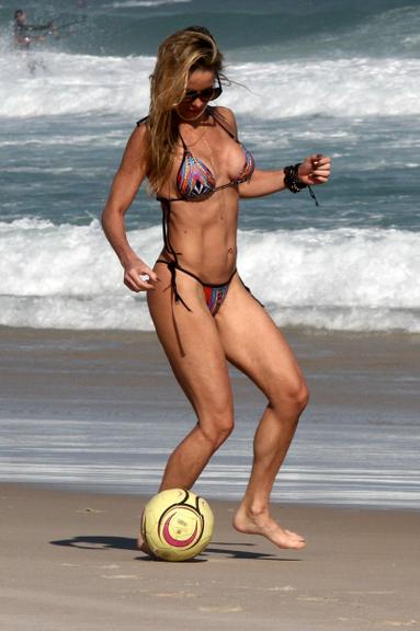 Danielle Winits curte praia com os filhos