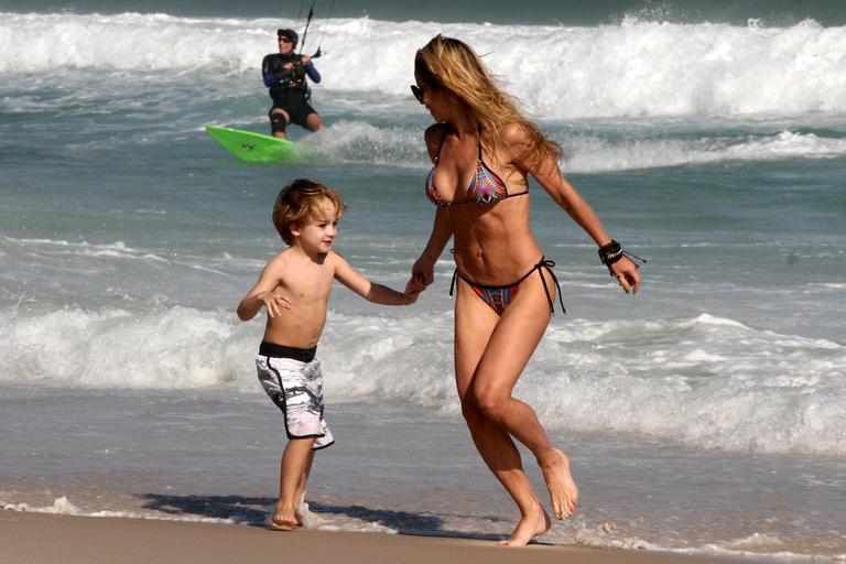 Danielle Winits curte praia com os filhos